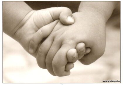 carte postale photo noir et blanc hand in hand