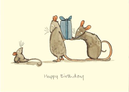 Carte d'anniversaire avec texte en anglais représentant 2 souris adultes cachant un cadeau d'anniversaire pour une souris enfant