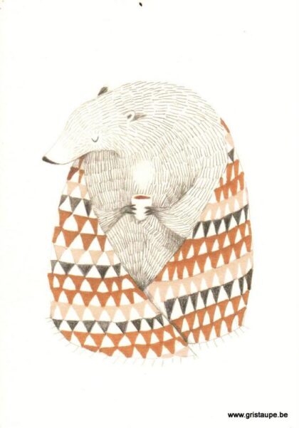 carte postale illustrée et éditée par Aline tekent représentant un ours buvant un thé sous un plaid