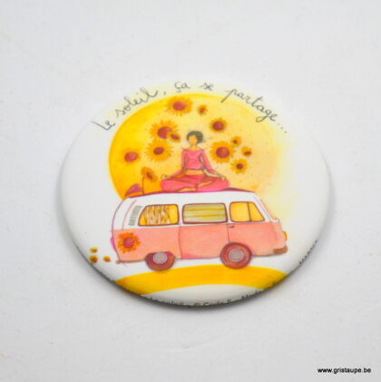 magnet décapsueur illustré par anne sophie rutsaert illustrant un personnage faisant du yoga sur le toit d'un van