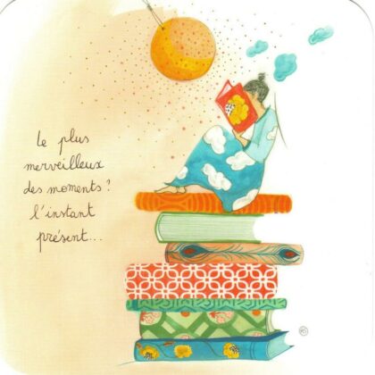 carte postale d'anne sophie rutsaert illustrant un personnage qui lit assis sur une pile de livres